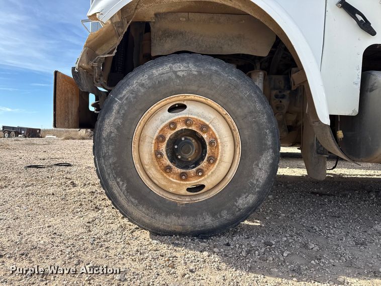 image for item EP0919 2006 Freightliner FLD semi truck