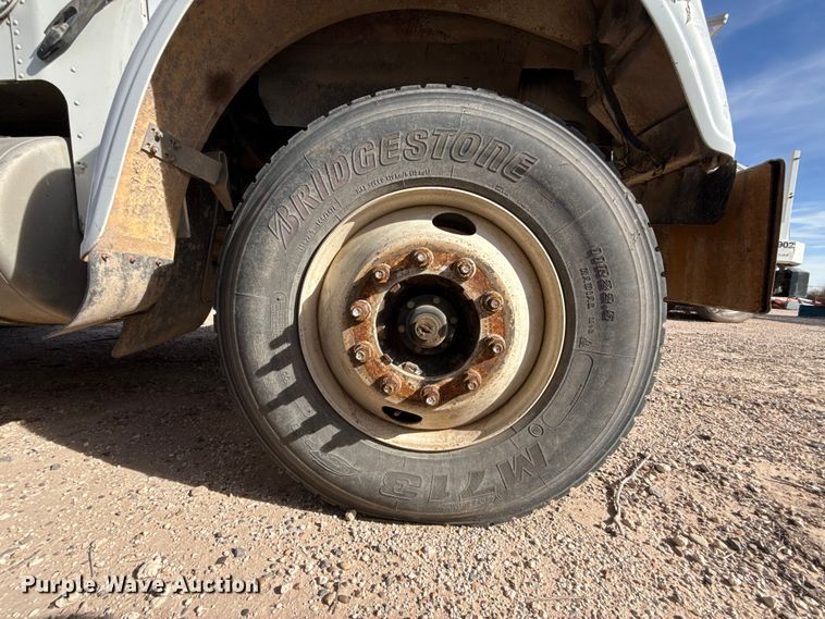 image for item EP0919 2006 Freightliner FLD semi truck