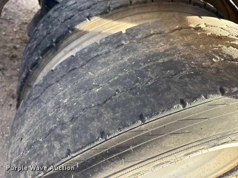 image for item EP0919 2006 Freightliner FLD semi truck