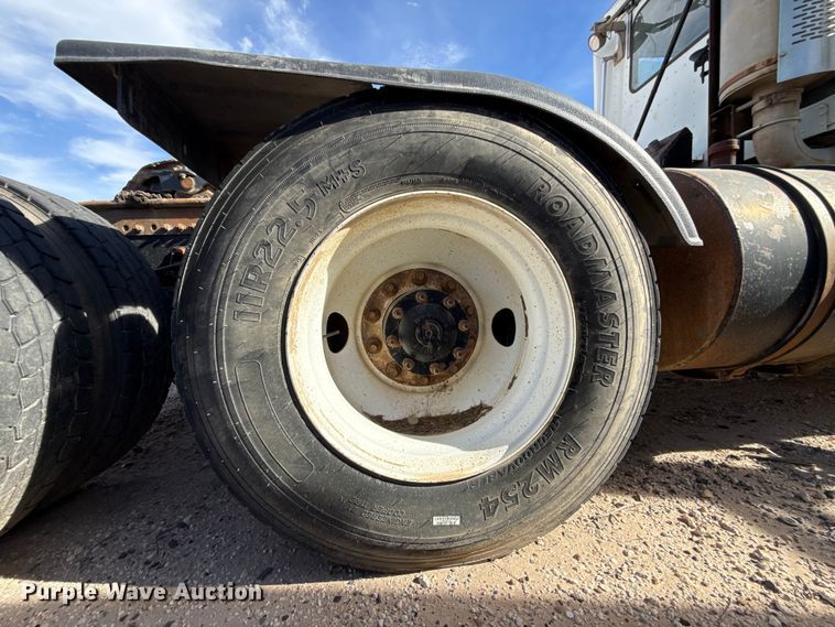 image for item EP0919 2006 Freightliner FLD semi truck