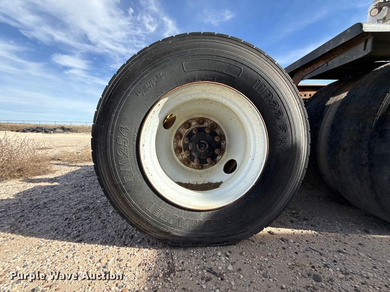 image for item EP0919 2006 Freightliner FLD semi truck
