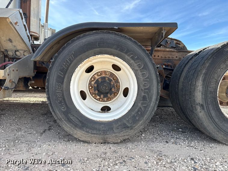 image for item EP0919 2006 Freightliner FLD semi truck