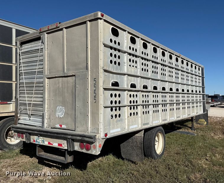 image for item EP0928 1995 Merritt 26x102XRV livestock trailer