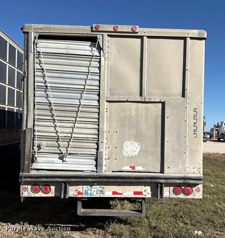 image for item EP0928 1995 Merritt 26x102XRV livestock trailer