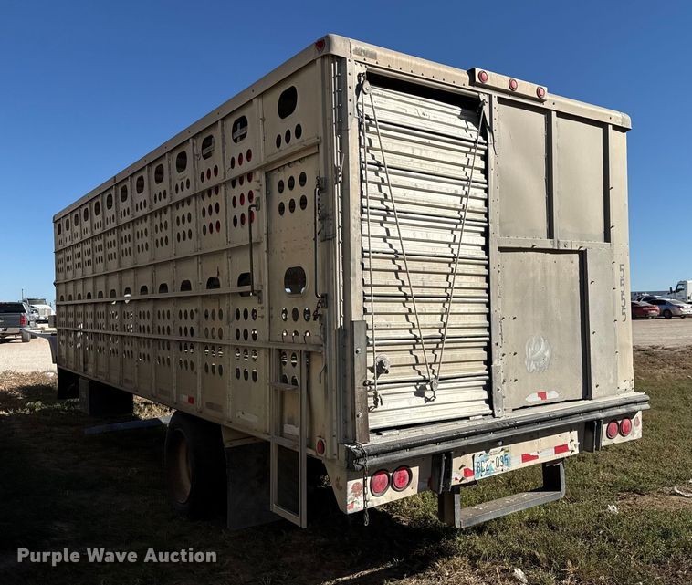 image for item EP0928 1995 Merritt 26x102XRV livestock trailer