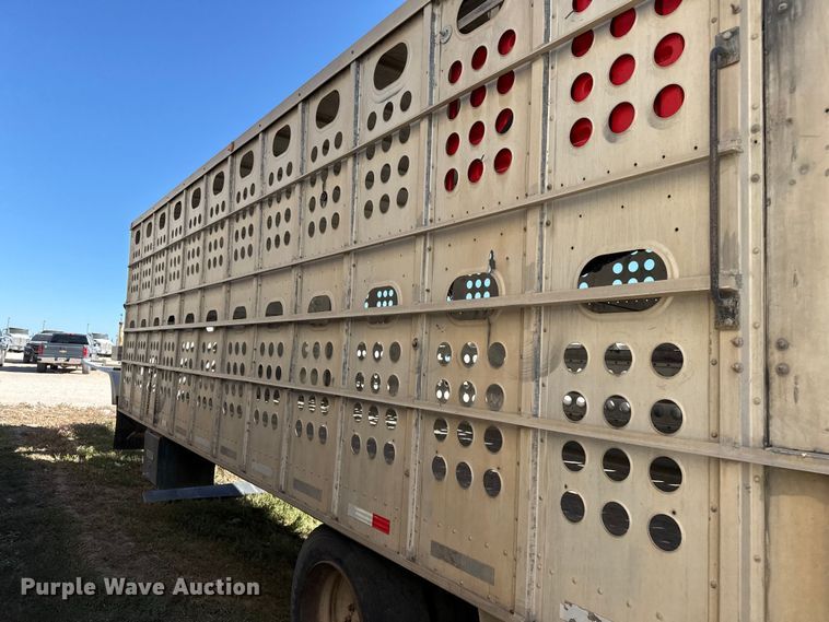image for item EP0928 1995 Merritt 26x102XRV livestock trailer