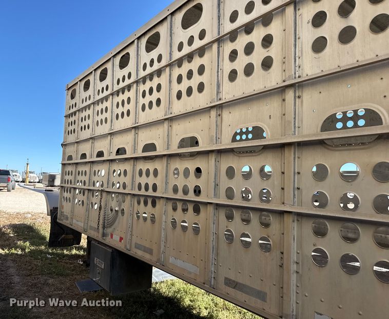 image for item EP0928 1995 Merritt 26x102XRV livestock trailer