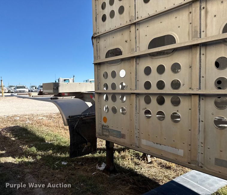 image for item EP0928 1995 Merritt 26x102XRV livestock trailer