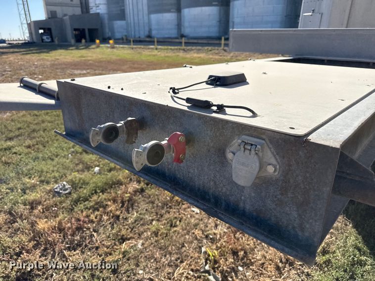 image for item EP0928 1995 Merritt 26x102XRV livestock trailer