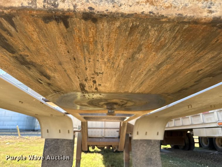 image for item EP0928 1995 Merritt 26x102XRV livestock trailer