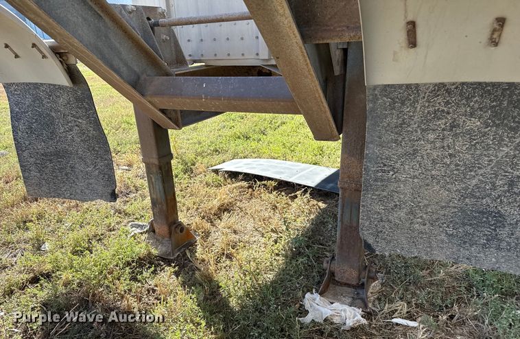 image for item EP0928 1995 Merritt 26x102XRV livestock trailer