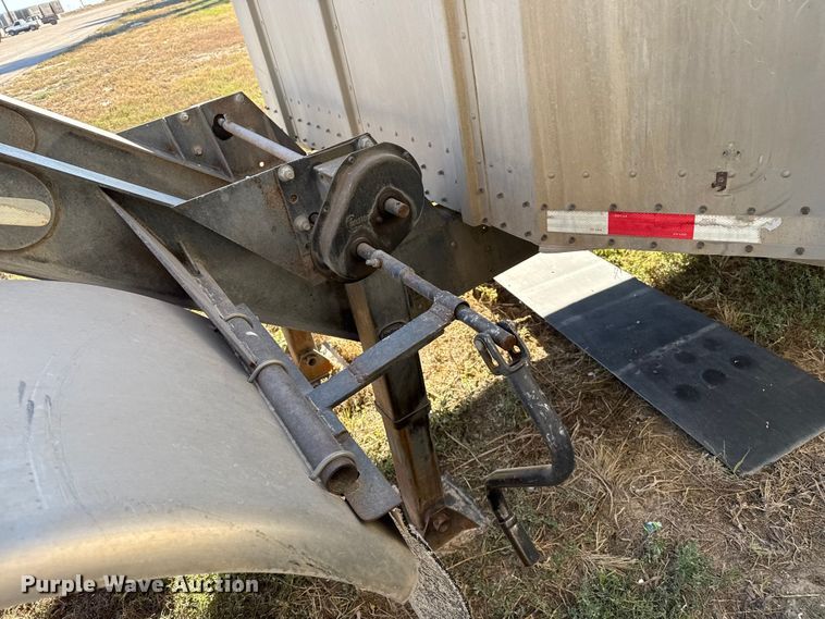 image for item EP0928 1995 Merritt 26x102XRV livestock trailer