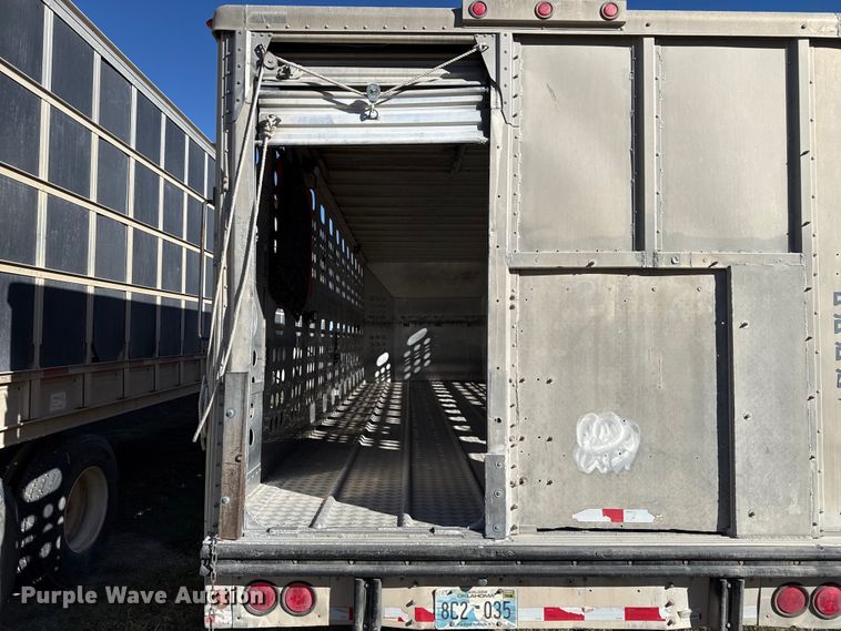 image for item EP0928 1995 Merritt 26x102XRV livestock trailer