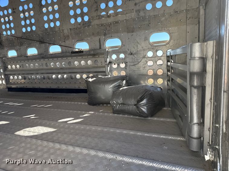 image for item EP0928 1995 Merritt 26x102XRV livestock trailer