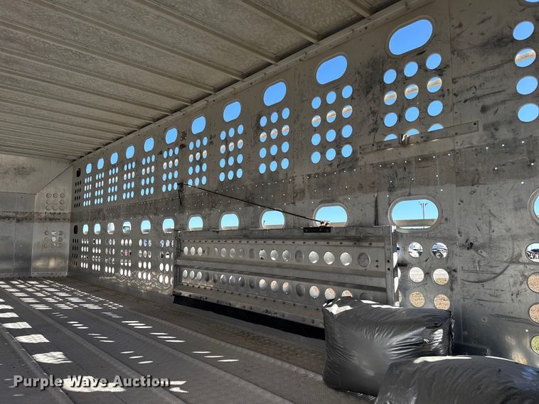 image for item EP0928 1995 Merritt 26x102XRV livestock trailer