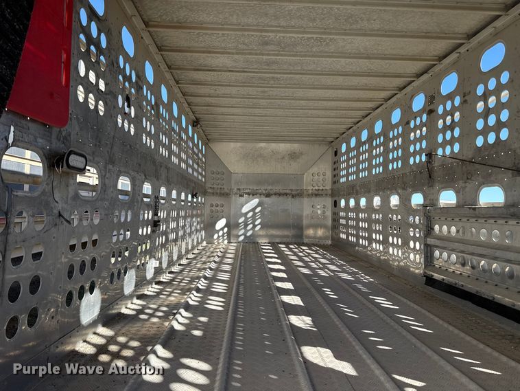 image for item EP0928 1995 Merritt 26x102XRV livestock trailer