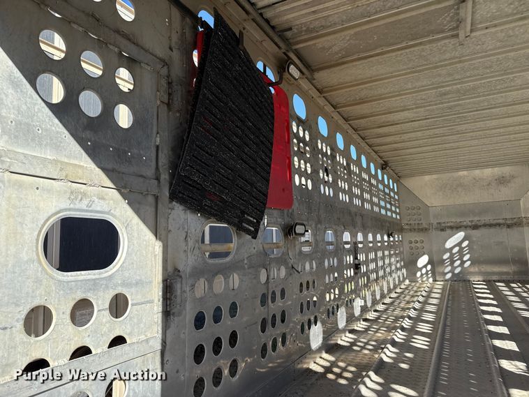 image for item EP0928 1995 Merritt 26x102XRV livestock trailer