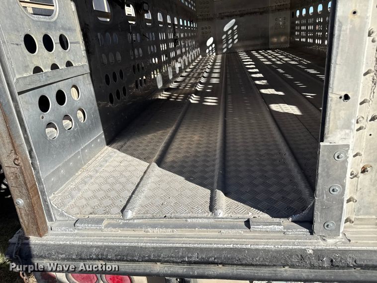 image for item EP0928 1995 Merritt 26x102XRV livestock trailer