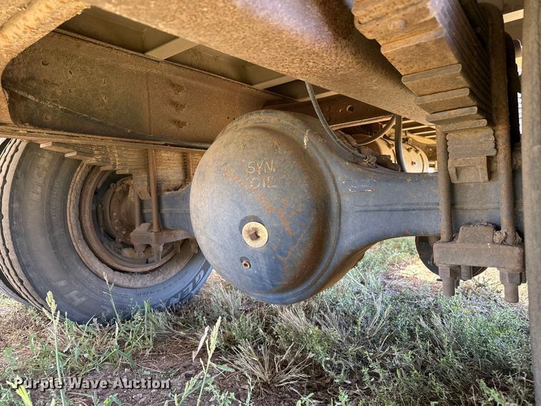 image for item EP0928 1995 Merritt 26x102XRV livestock trailer