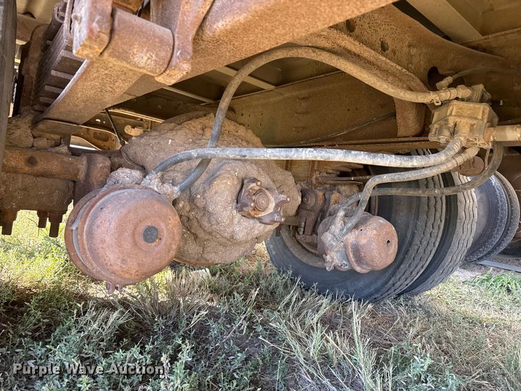 image for item EP0928 1995 Merritt 26x102XRV livestock trailer