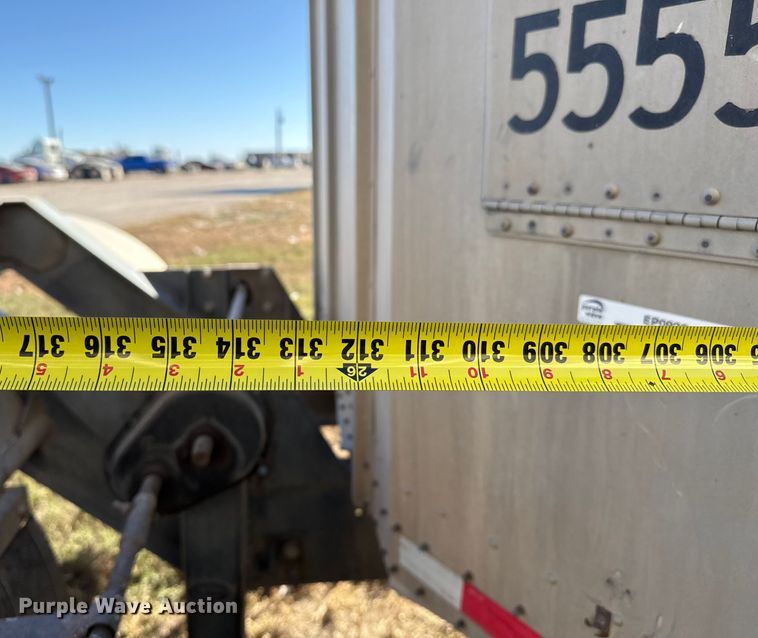 image for item EP0928 1995 Merritt 26x102XRV livestock trailer