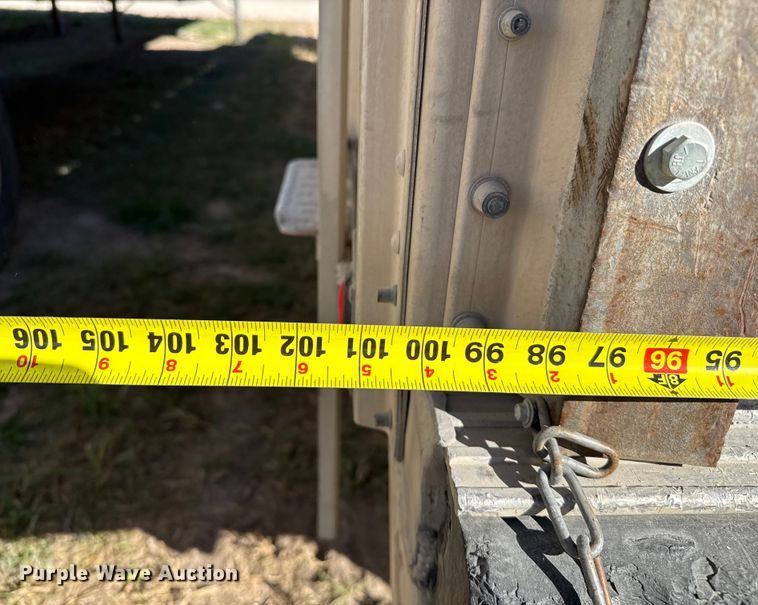 image for item EP0928 1995 Merritt 26x102XRV livestock trailer