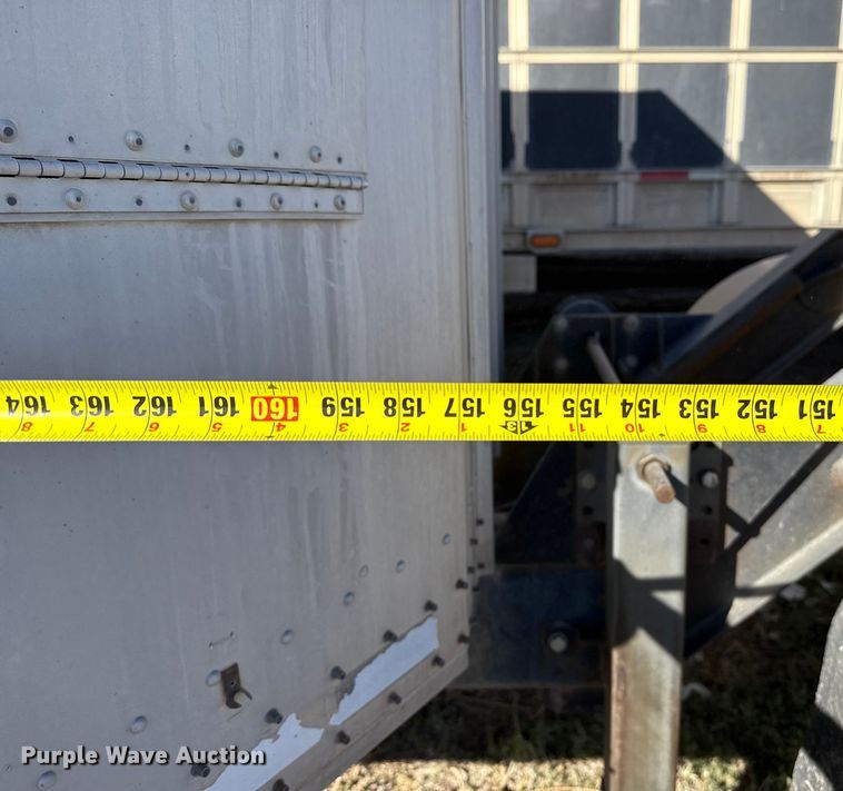 image for item EP0928 1995 Merritt 26x102XRV livestock trailer