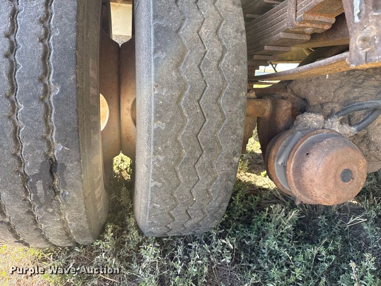 image for item EP0928 1995 Merritt 26x102XRV livestock trailer