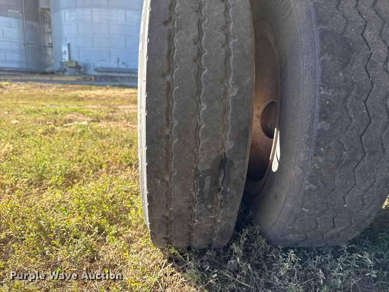 image for item EP0928 1995 Merritt 26x102XRV livestock trailer