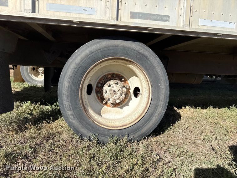 image for item EP0928 1995 Merritt 26x102XRV livestock trailer