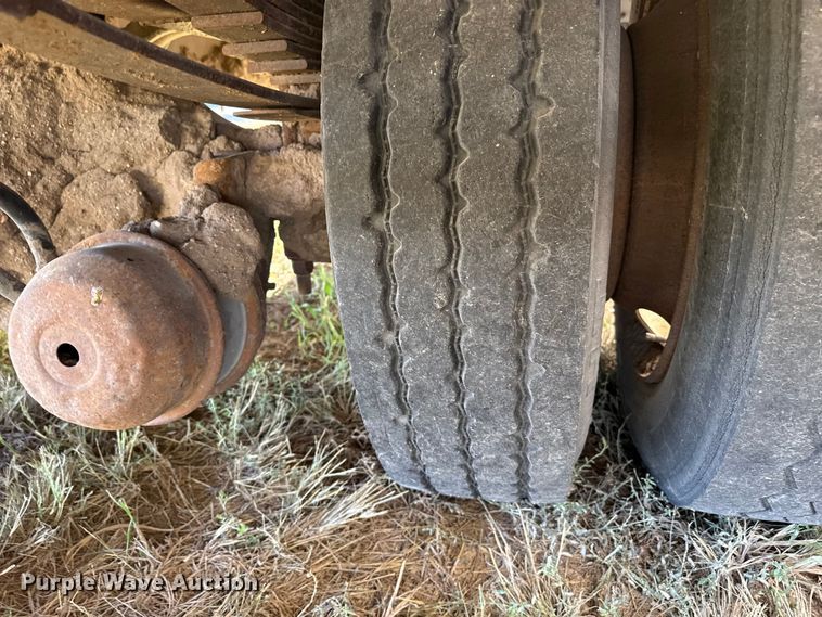 image for item EP0928 1995 Merritt 26x102XRV livestock trailer