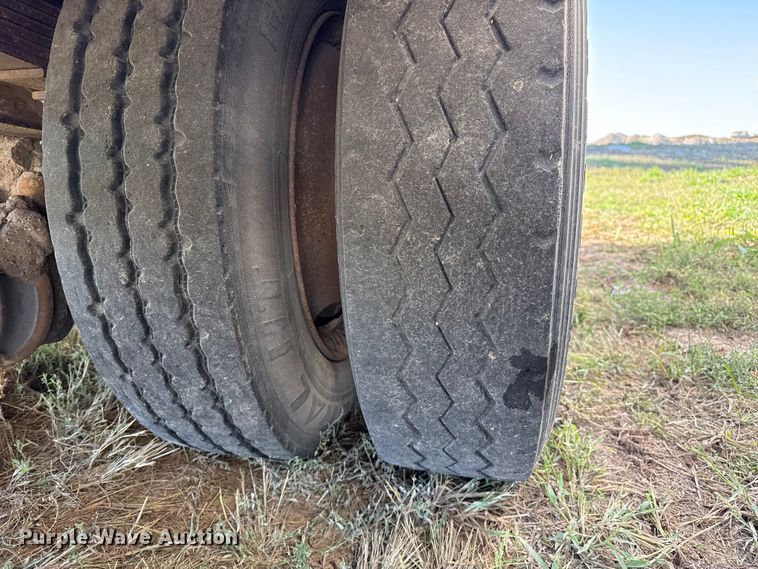 image for item EP0928 1995 Merritt 26x102XRV livestock trailer