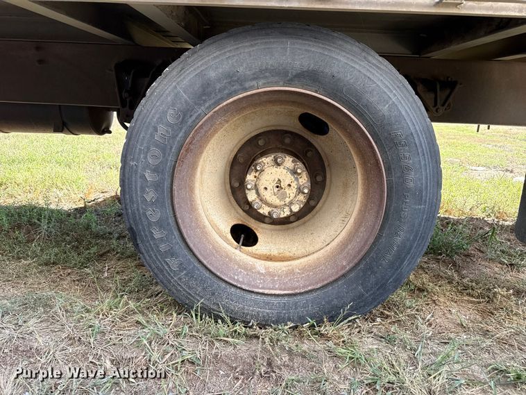 image for item EP0928 1995 Merritt 26x102XRV livestock trailer