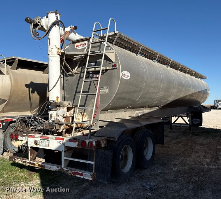 image for item EP0930 2008 Pinson feed delivery trailer