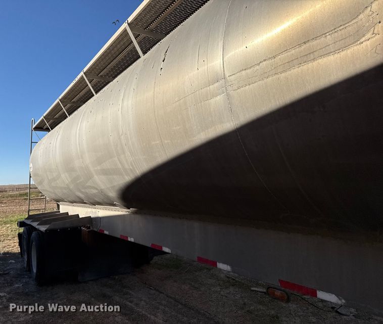 image for item EP0930 2008 Pinson feed delivery trailer