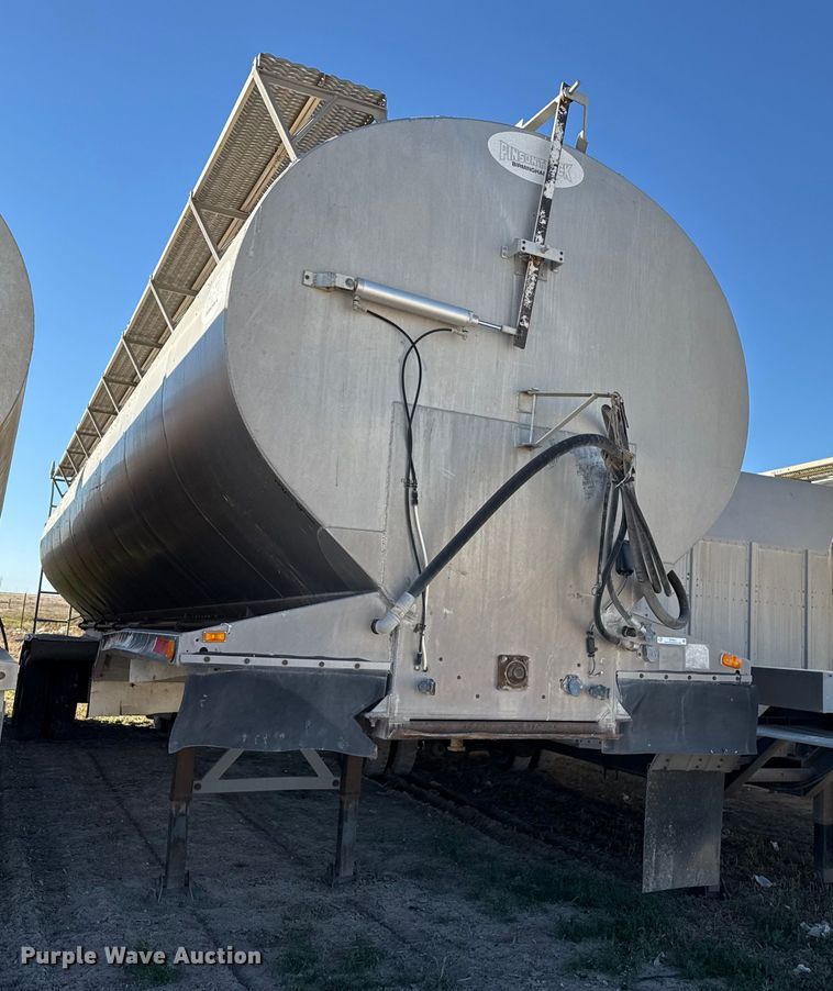 image for item EP0931 2005 Pinson feed delivery trailer