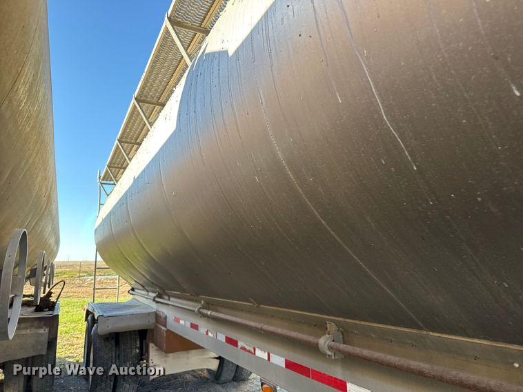 image for item EP0931 2005 Pinson feed delivery trailer