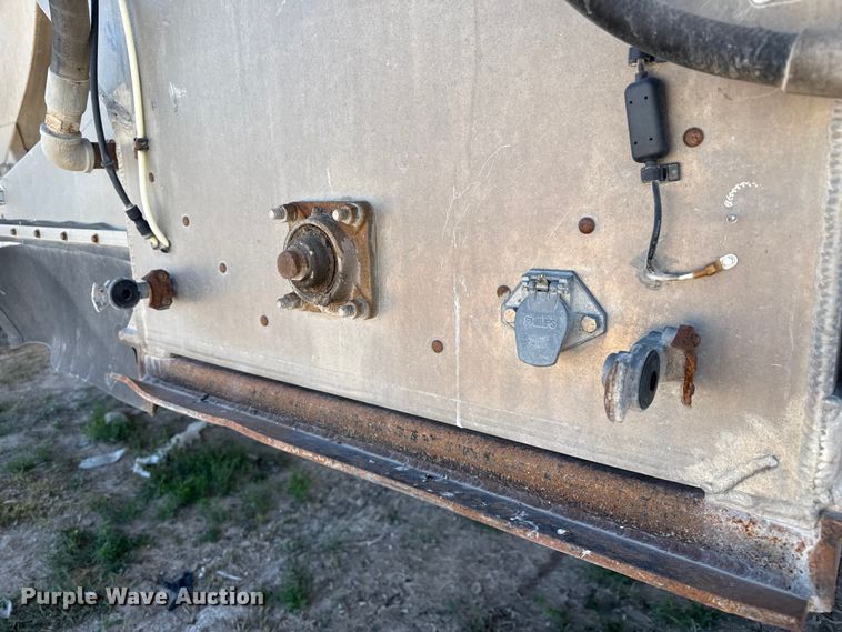 image for item EP0931 2005 Pinson feed delivery trailer