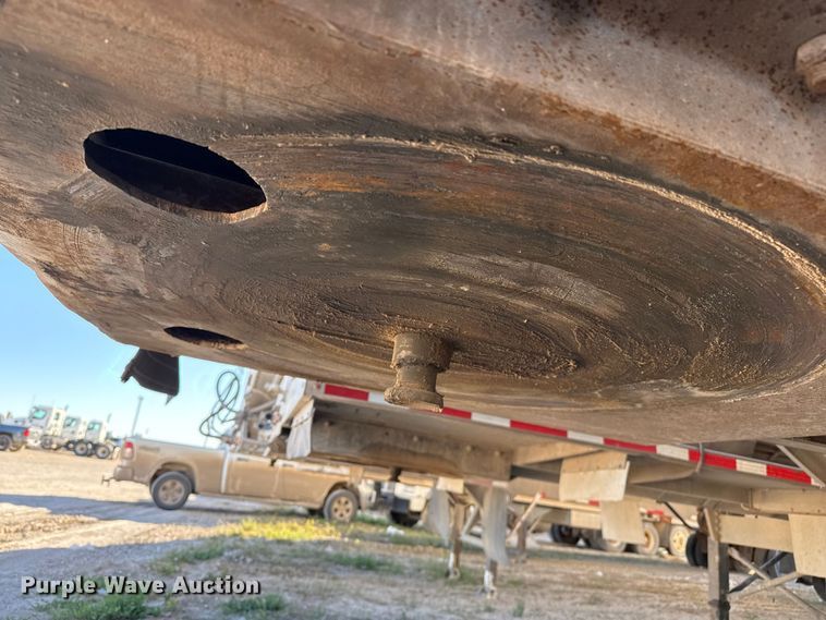 image for item EP0931 2005 Pinson feed delivery trailer