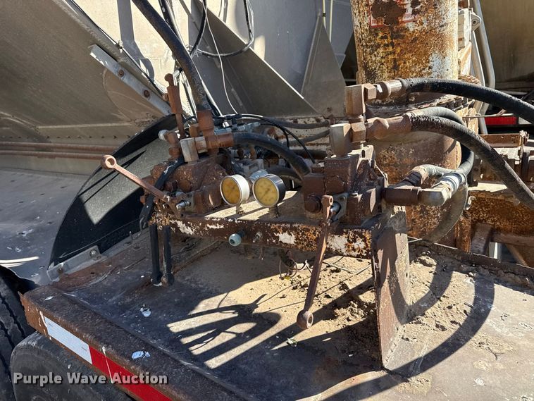 image for item EP0931 2005 Pinson feed delivery trailer