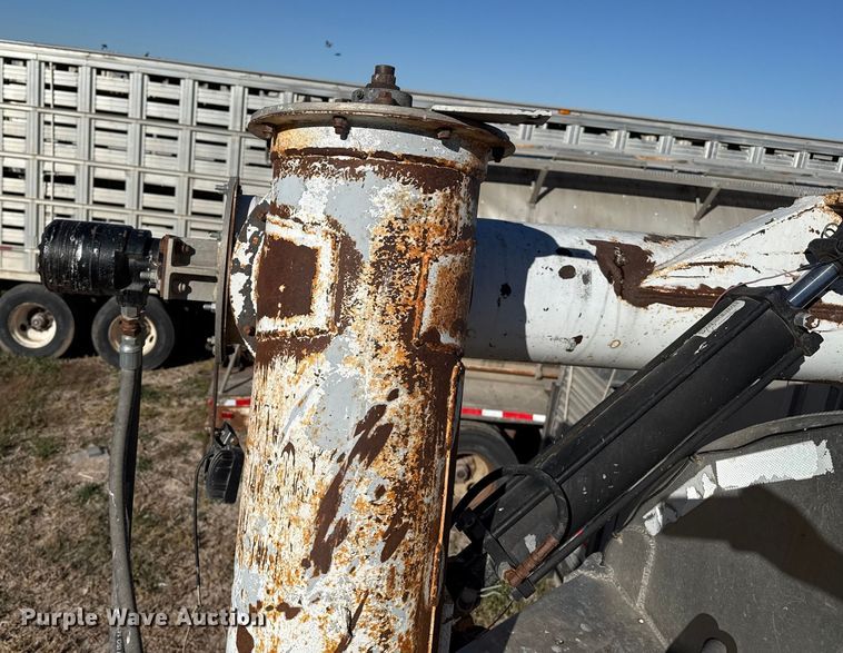 image for item EP0931 2005 Pinson feed delivery trailer