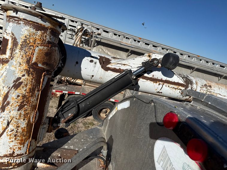 image for item EP0931 2005 Pinson feed delivery trailer