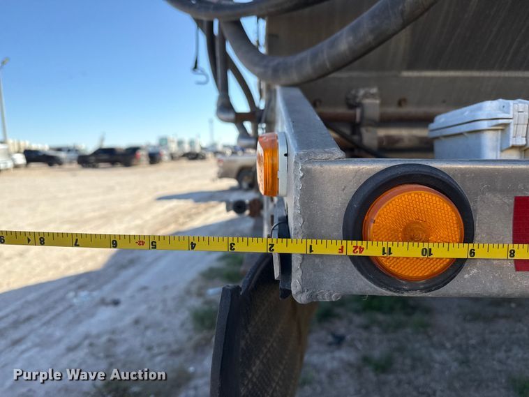 image for item EP0931 2005 Pinson feed delivery trailer