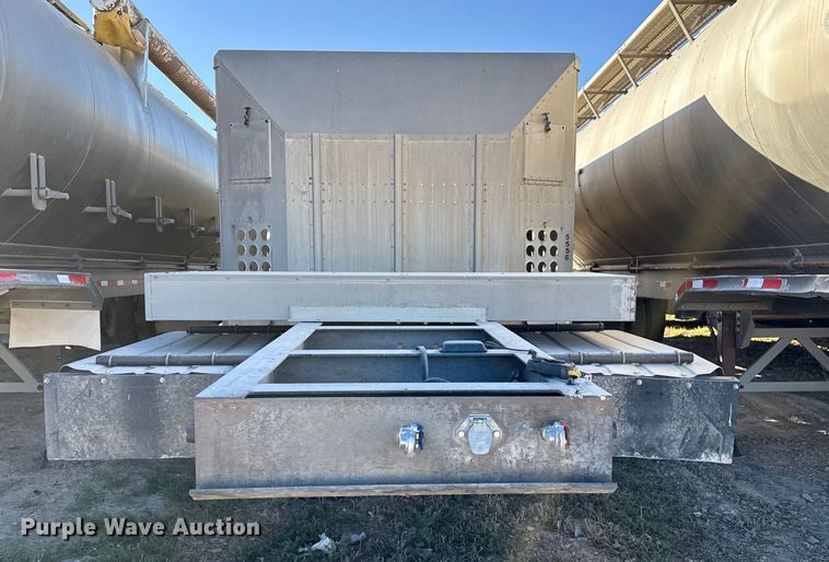 image for item EP0932 1995 Merritt 26X102XRV livestock trailer