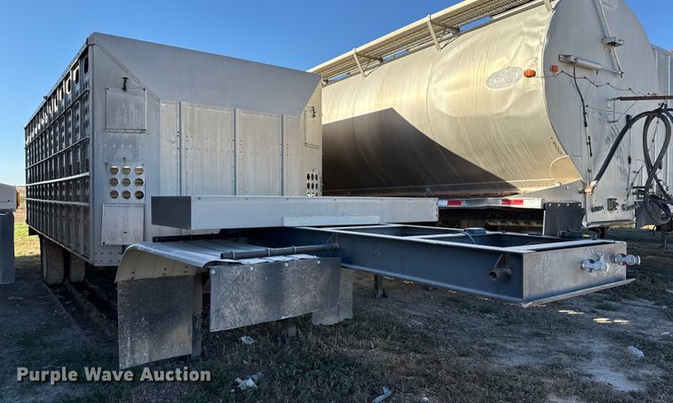 image for item EP0932 1995 Merritt 26X102XRV livestock trailer