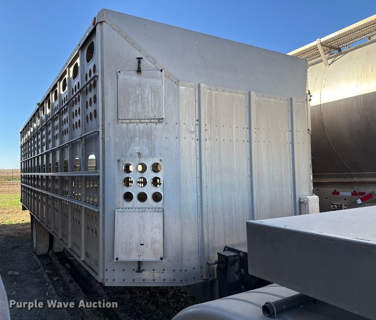 image for item EP0932 1995 Merritt 26X102XRV livestock trailer