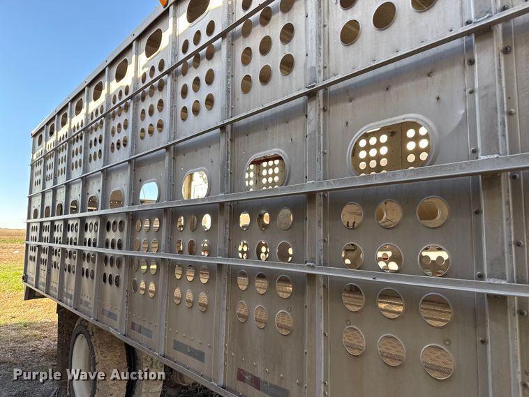 image for item EP0932 1995 Merritt 26X102XRV livestock trailer