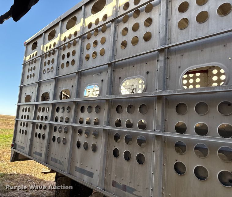 image for item EP0932 1995 Merritt 26X102XRV livestock trailer