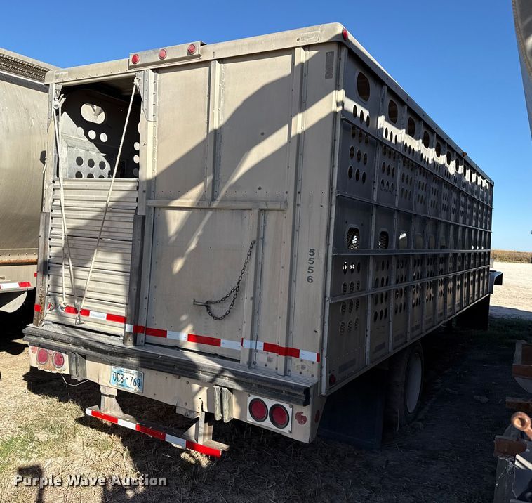 image for item EP0932 1995 Merritt 26X102XRV livestock trailer