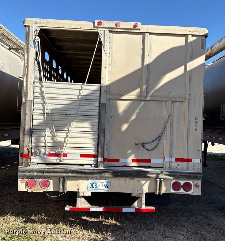 image for item EP0932 1995 Merritt 26X102XRV livestock trailer